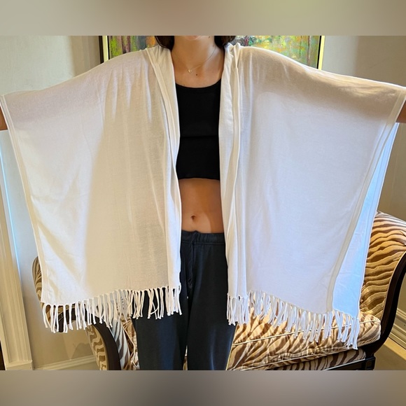 MINNIE ROSE Fringed, hooded shawl. White. - Picture 3 of 5